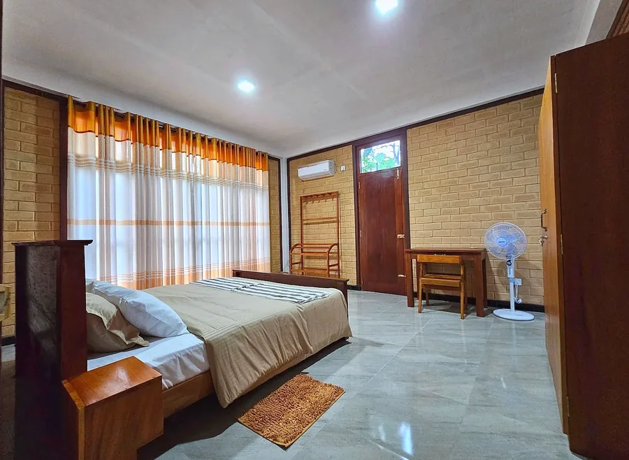 Air-conditioned bedroom with tall windows — Syndeo Garden, Hikkaduwa