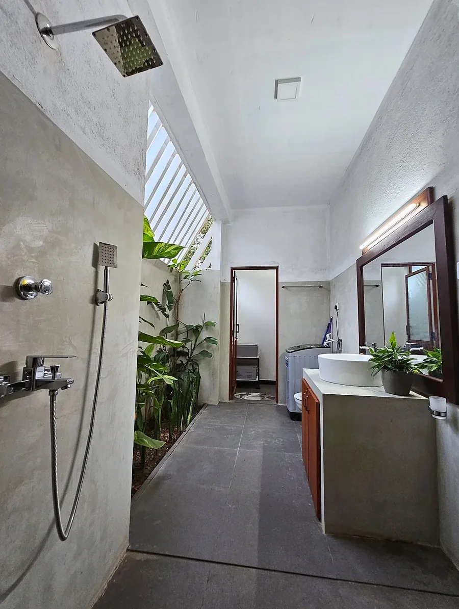 Bathroom beside a planted open-air courtyard — Syndeo Garden, Hikkaduwa