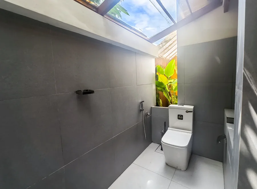 Bathroom with a skylight and tropical plants — Syndeo Garden, Hikkaduwa