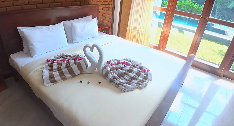 Decorative towel swans on the bedroom bed — Syndeo Garden, Hikkaduwa
