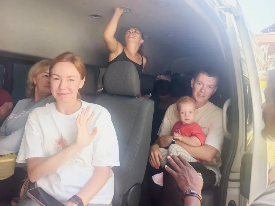 Family holiday travellers in their transfer vehicle — Syndeo Garden, Hikkaduwa