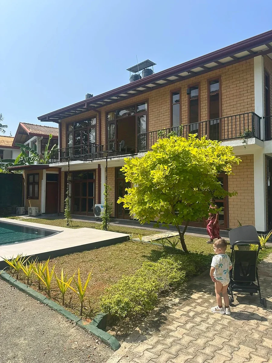 A family moment in the tropical villa garden — Syndeo Garden, Hikkaduwa