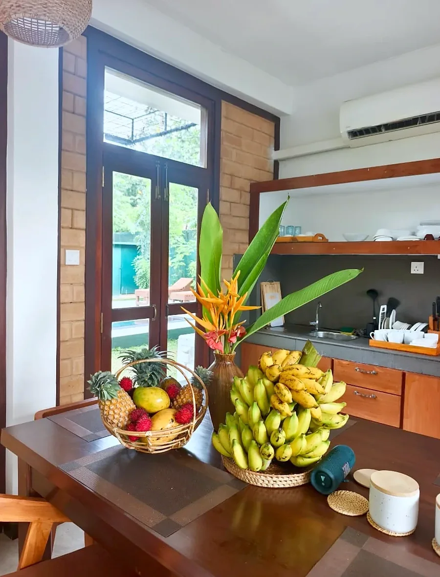Fresh fruit and flowers on the wooden dining table — Syndeo Garden, Hikkaduwa