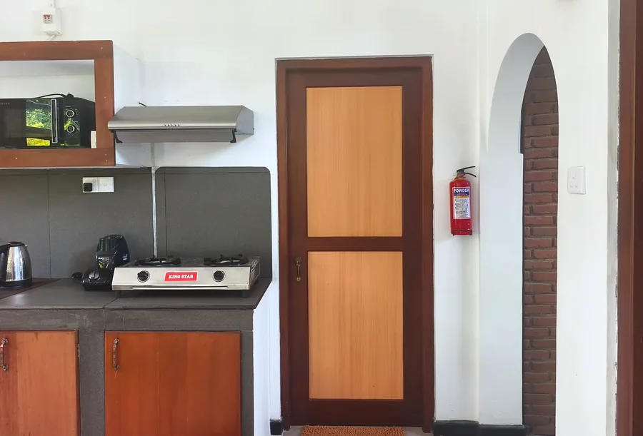 Modern kitchen with a hob and wooden cupboards — Syndeo Garden, Hikkaduwa