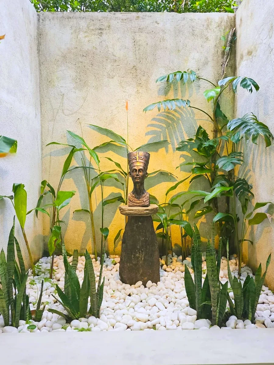 Planted courtyard with a decorative Buddha statue — Syndeo Garden, Hikkaduwa