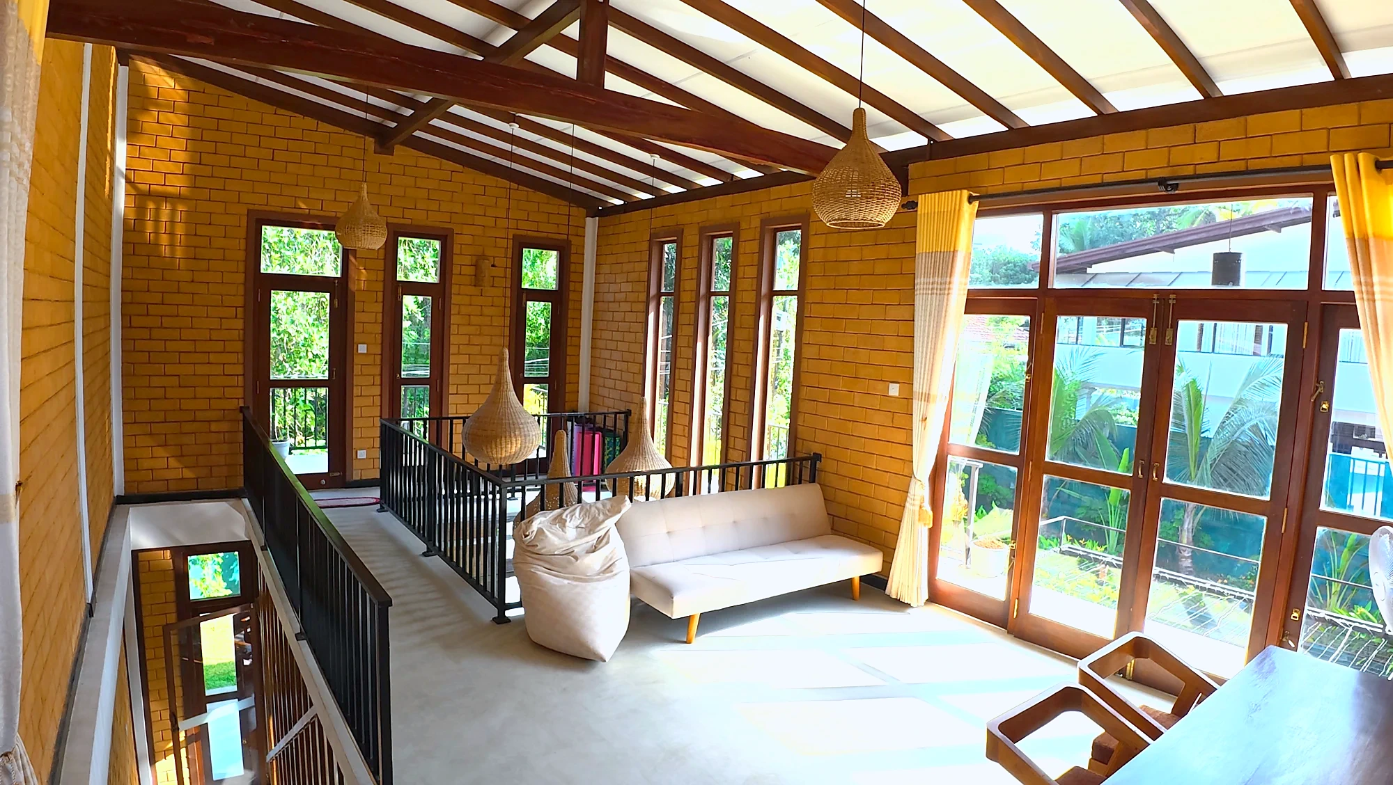 Upstairs sitting area overlooking the pool and garden — Syndeo Garden, Hikkaduwa